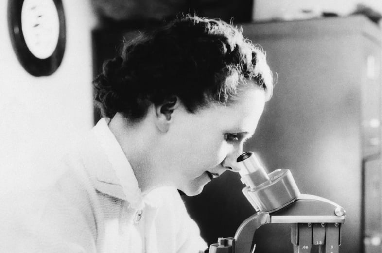 Рэйчел Карсон смотрит в микроскоп