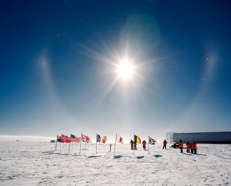Флаги и люди на Южнополярной станции Амундсен-Скотт