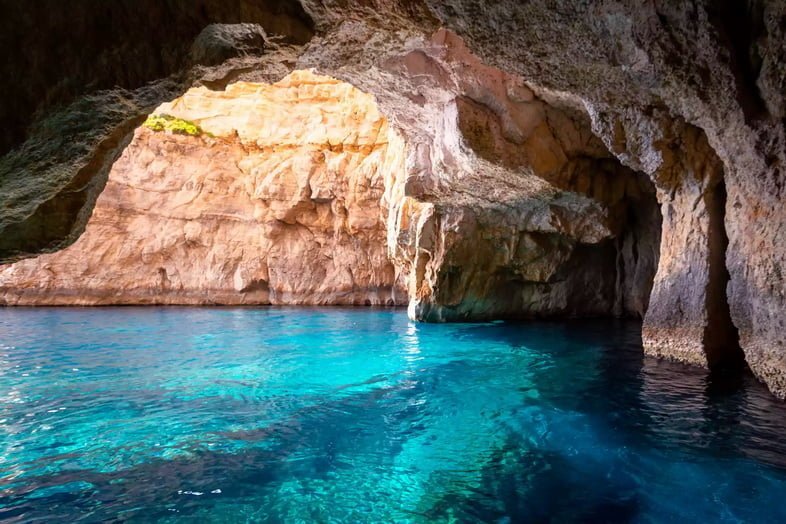Биолюминесцентная вода внутри пещеры в Голубом гроте, Мальта