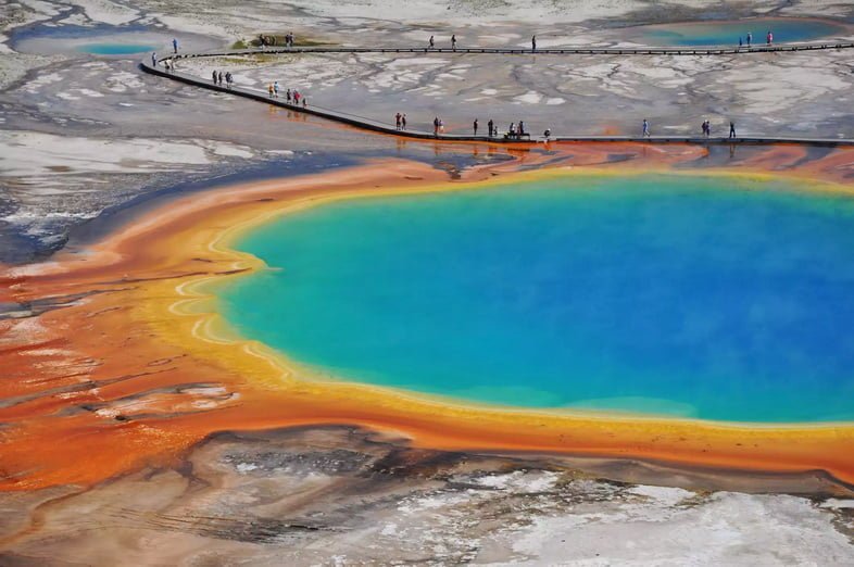 Горячий источник цвета радуги, покрывающий геотермальный ландшафт