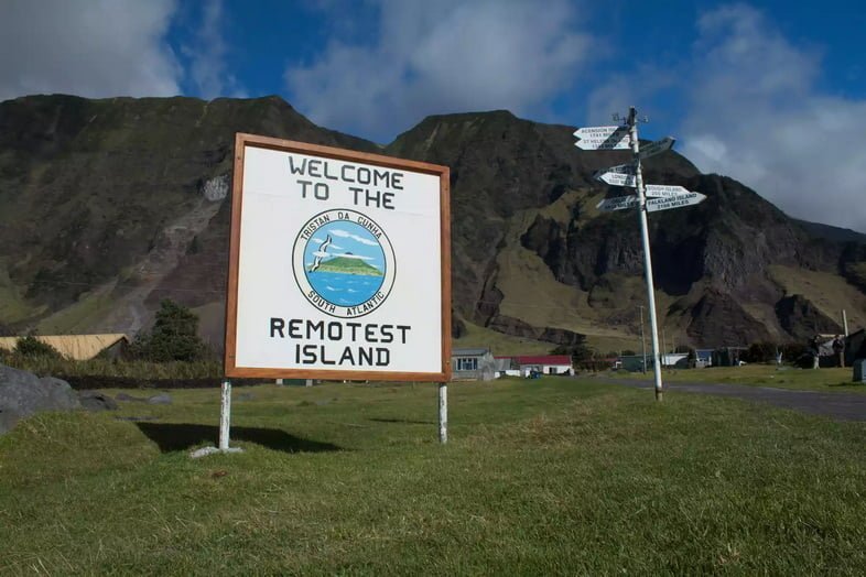 Вывеска «Добро пожаловать на самый отдаленный остров» на Тристан-да-Кунья