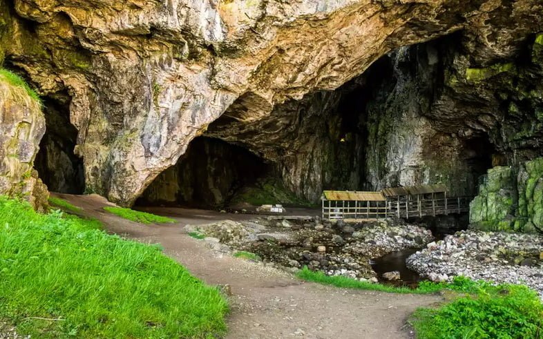 Дорожка и мост ведут в большую пещеру.