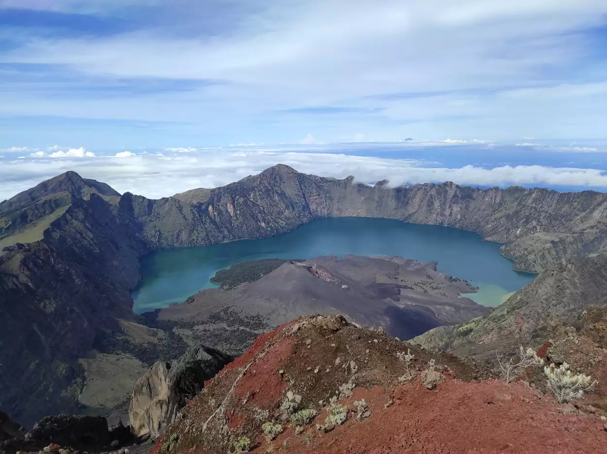 Прекрасный вид на кратер вулкана Тамбора с высоты