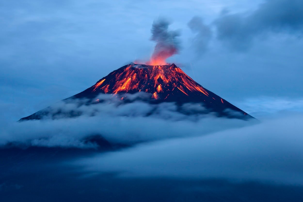 Извержение Тунгурауа в сумерках