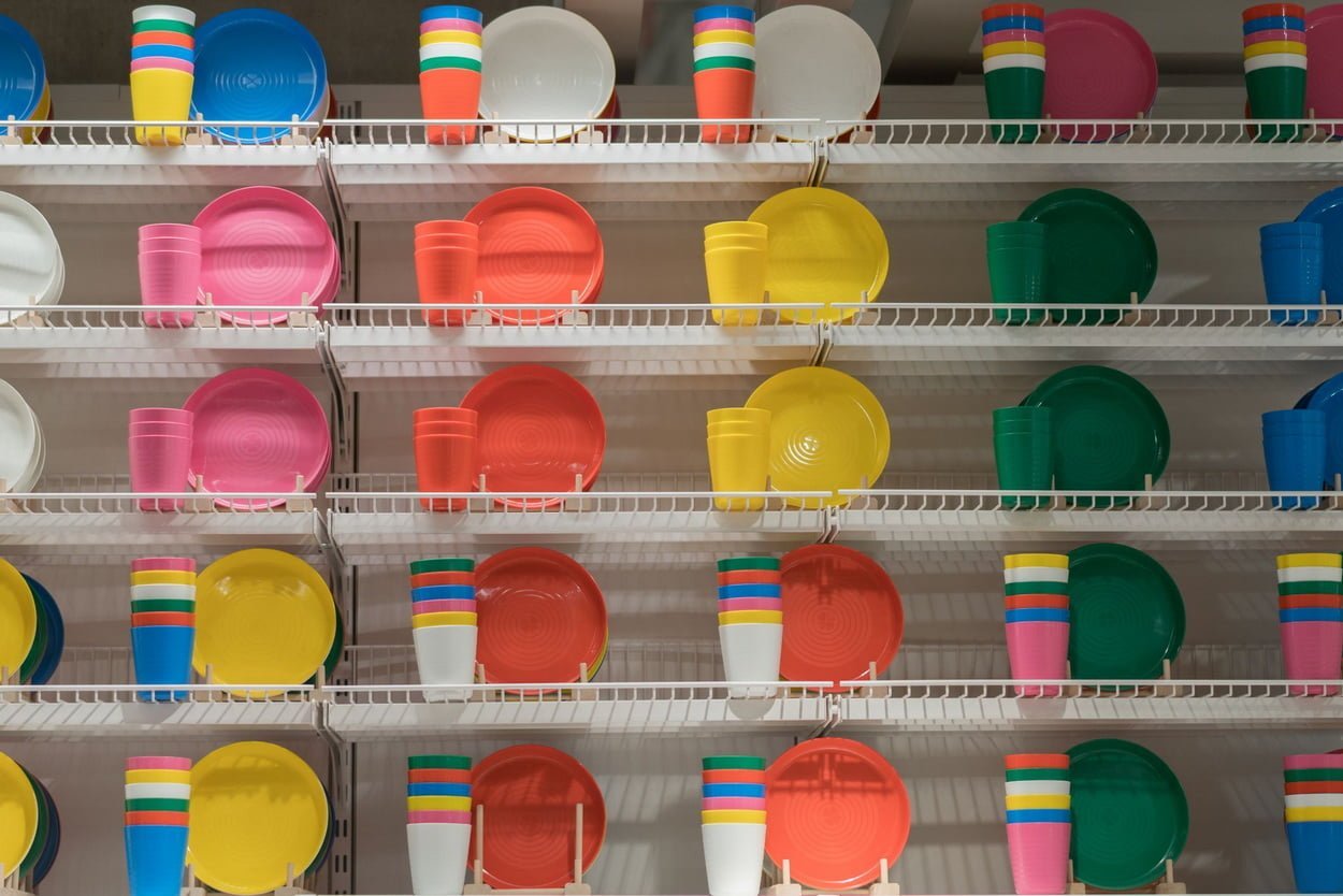 Пластиковые тарелки и чашки на полке