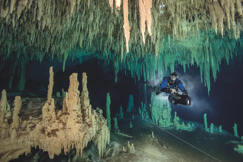 Гигантская подводная пещера