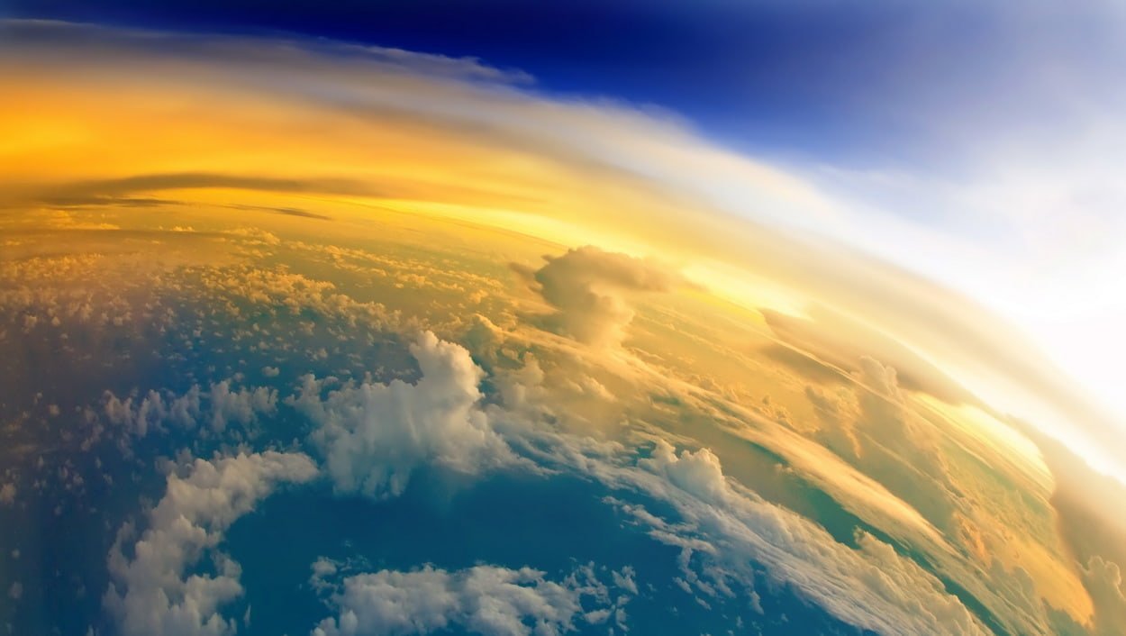 Фотография атмосферы Земли из облаков