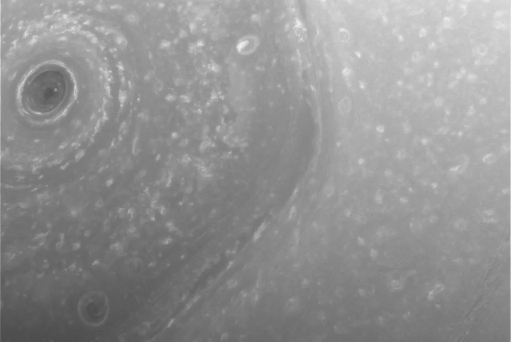 Облака на северном полюсе Сатурна с высоты около 267 151 километров над поверхностью