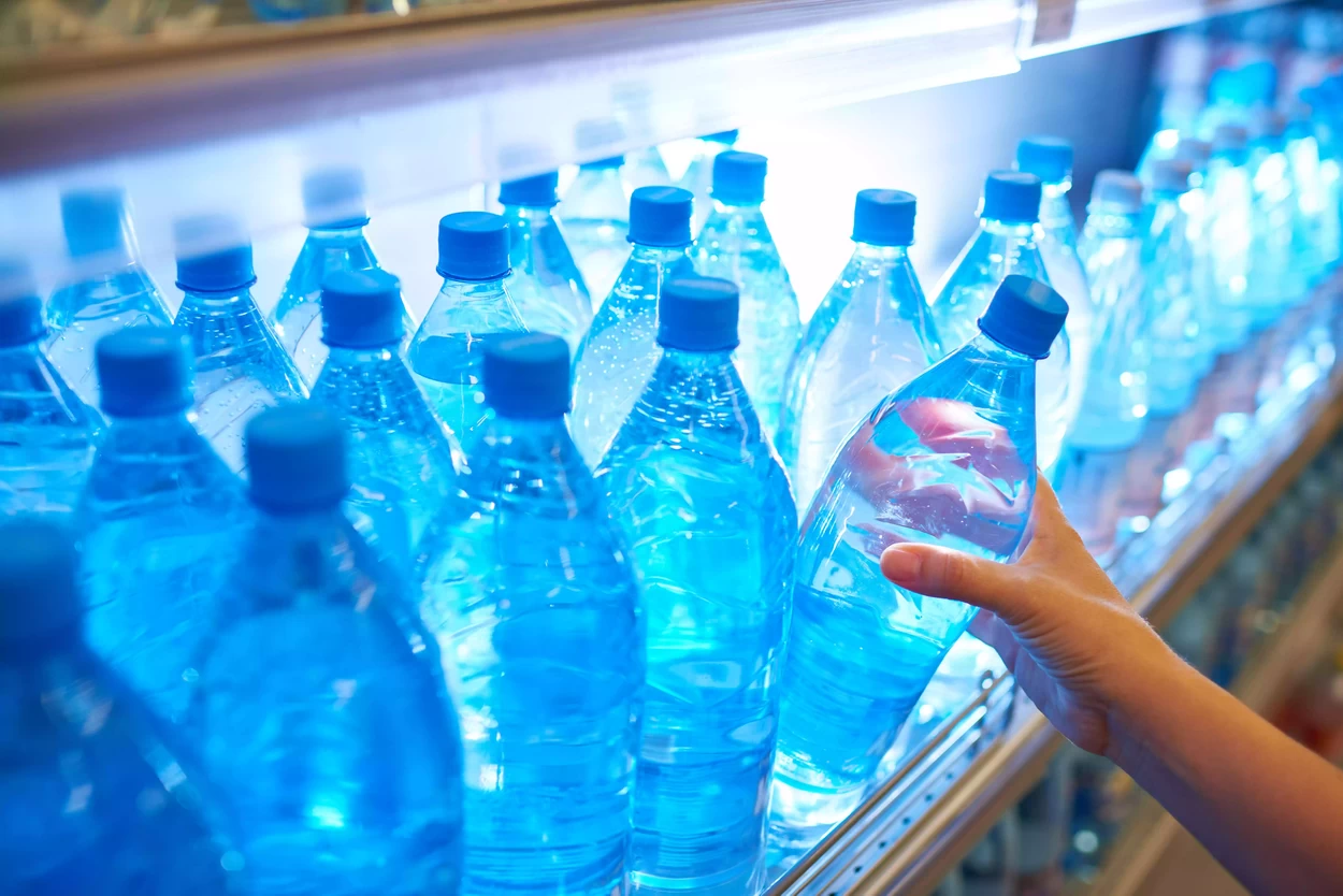 Вода в бутылках на полке в супермаркете