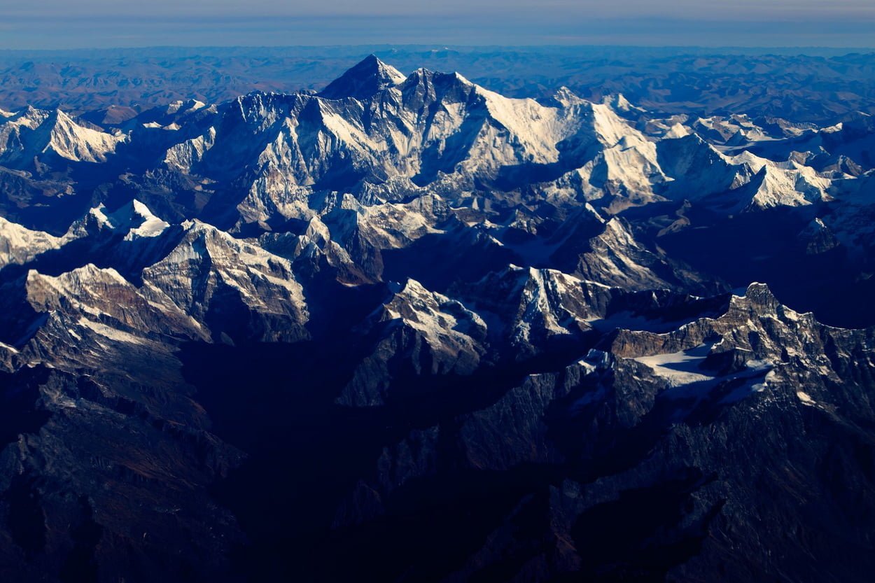Вид с воздуха на заснеженную вершину Эвереста