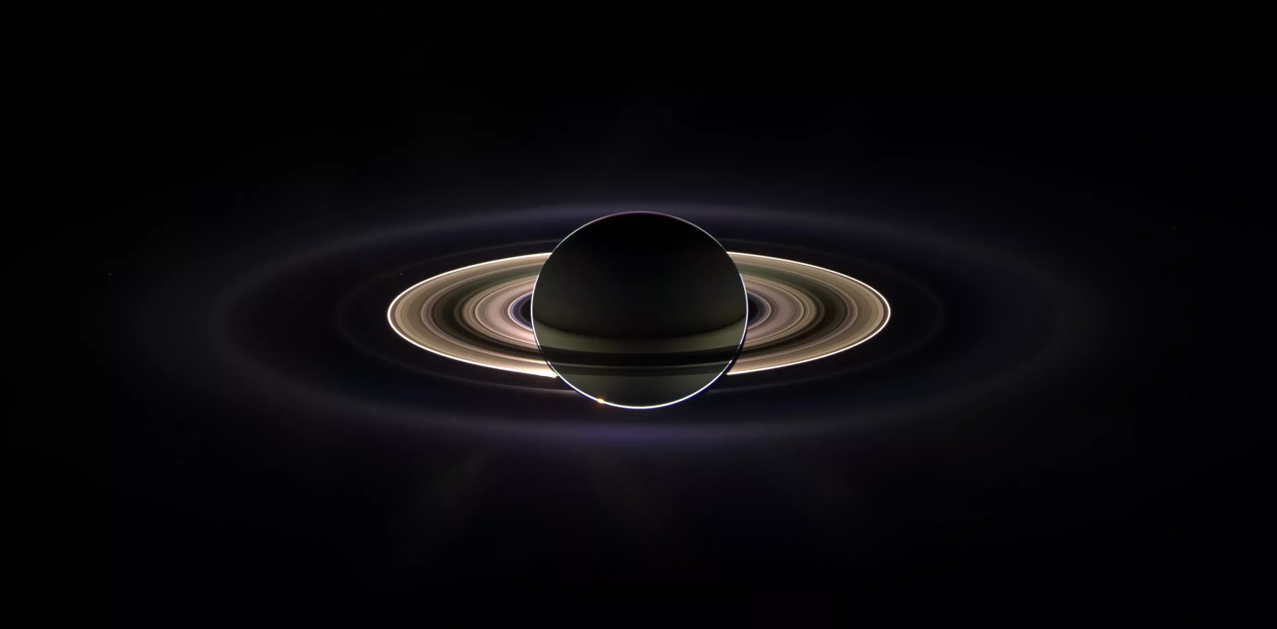 Изображение Кассини показывает Сатурн и Солнце в момент затмения