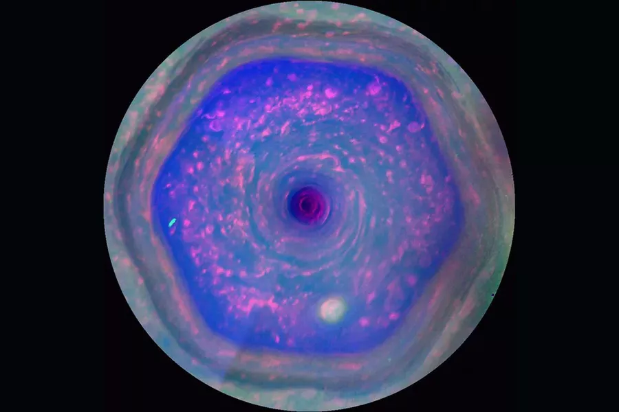Шестиугольный вихрь Сатурна над северным полушарием планеты