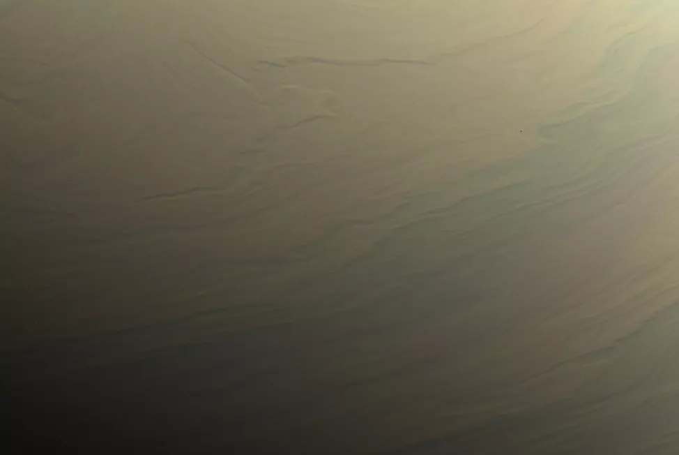 Мягкие коричневые завитки показывают планету Сатурн, снятую космическим аппаратом Кассини