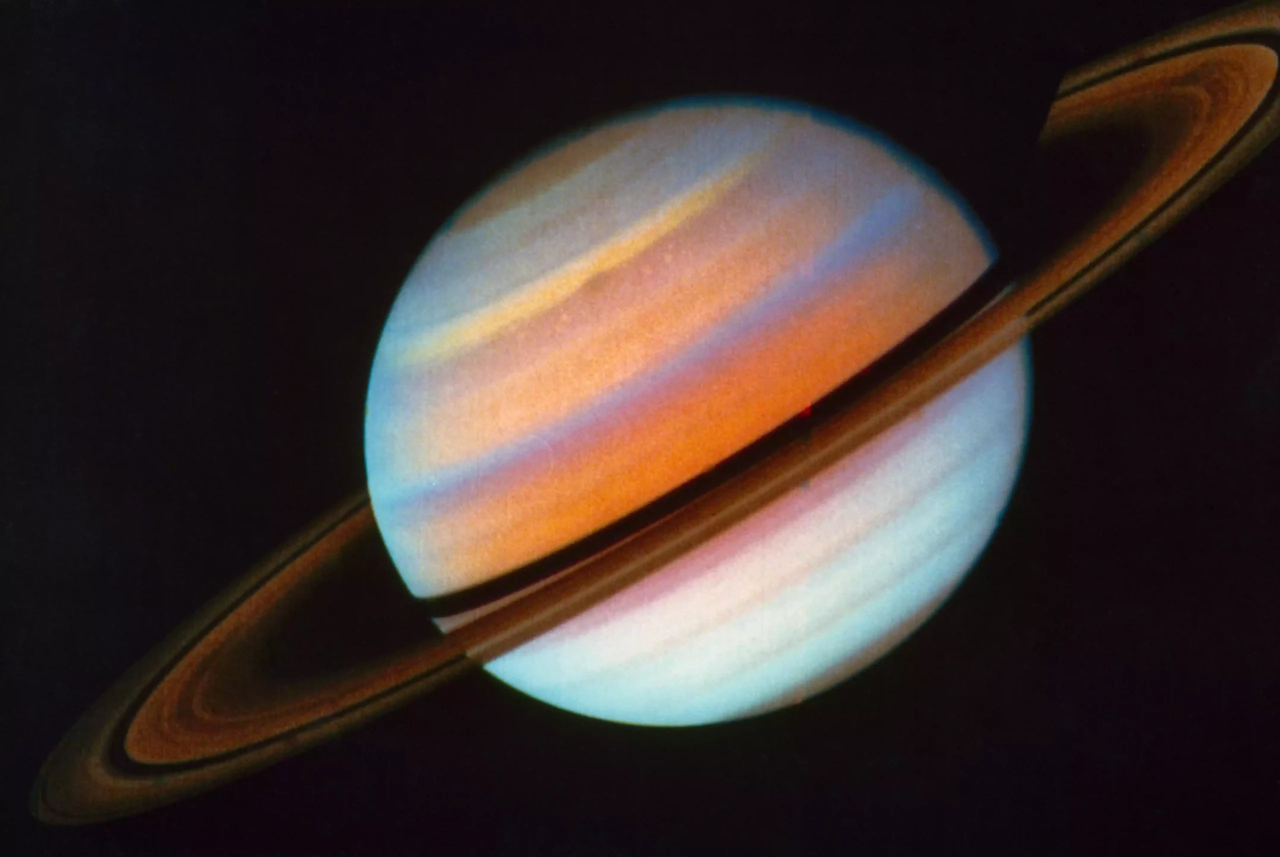 Разноцветные кольца Сатурна
