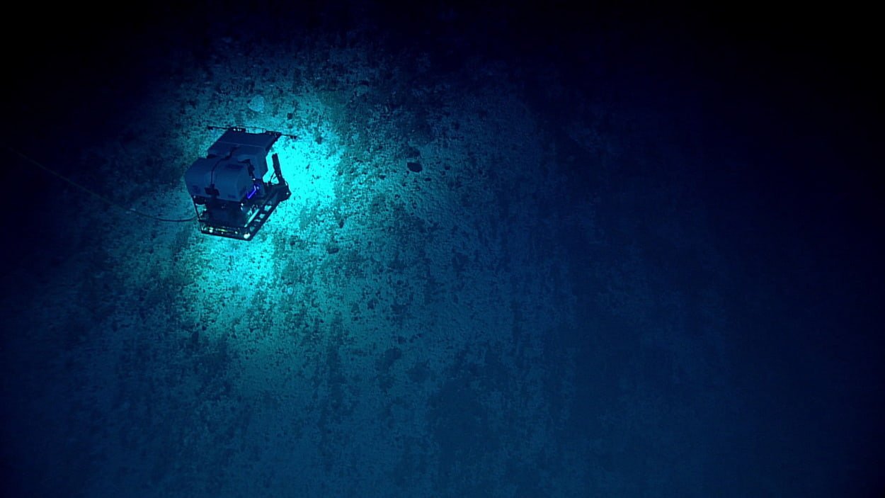 Deep Discoverer исследует стену подводной горы на субдукции Гиот 1