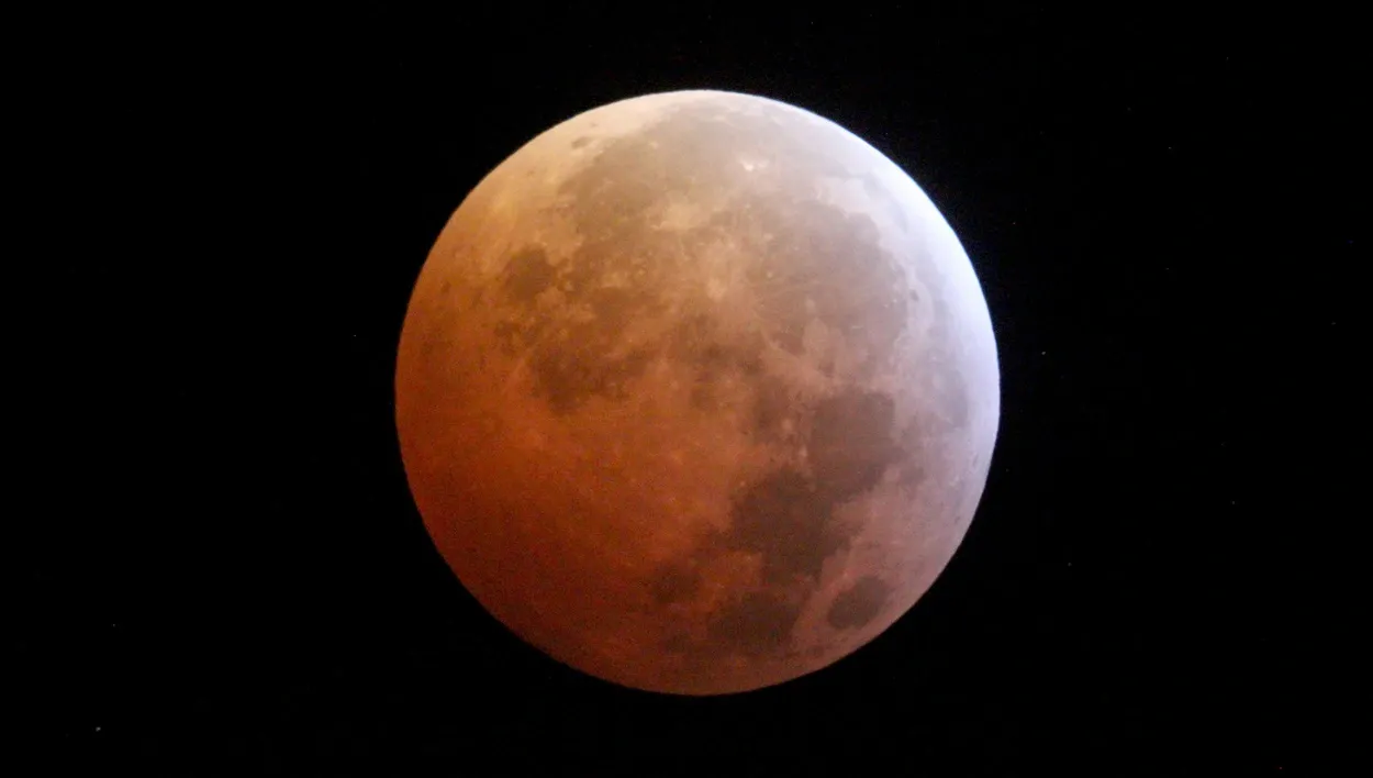 Луна выглядит красной во время полного лунного затмения