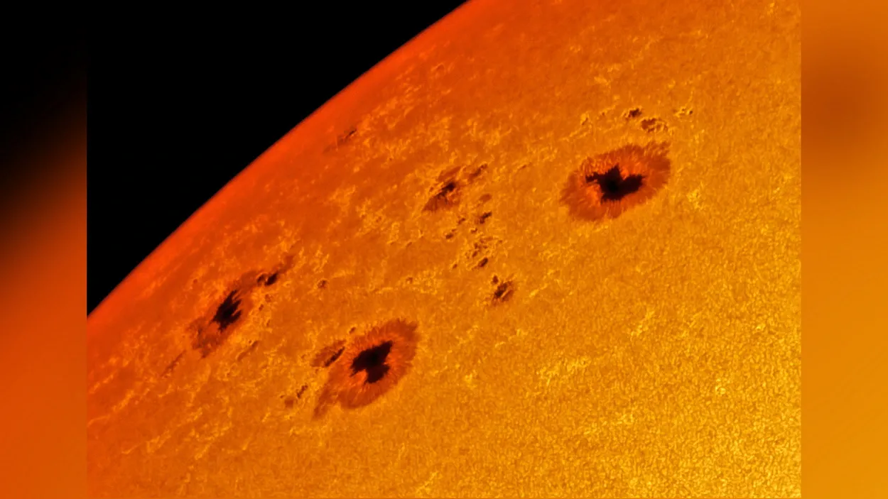 Две массивные группы солнечных пятен, известные как AR 2993 и AR 2994