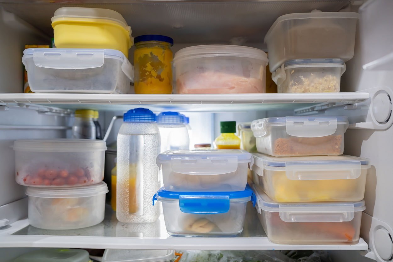 Хранение продуктов в пластиковых коробках в холодильнике
