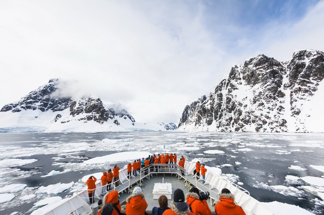 Антарктида – люди на корабле
