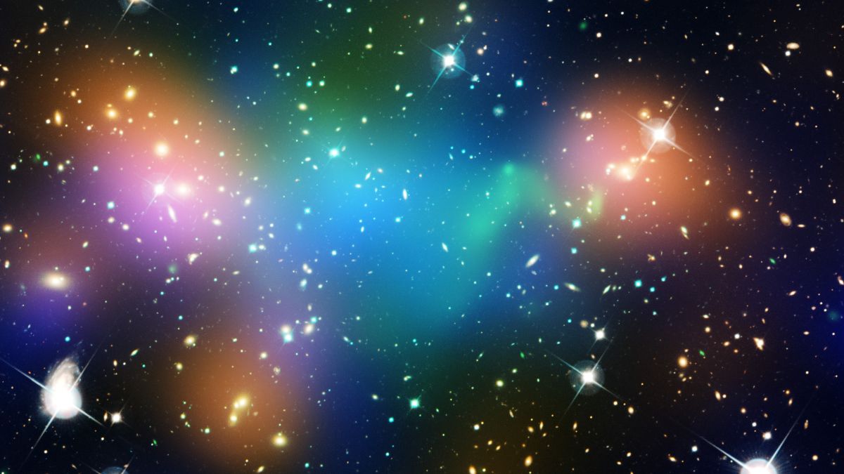 Концентрация темной материи (разноцветной) в ядре соседней галактики