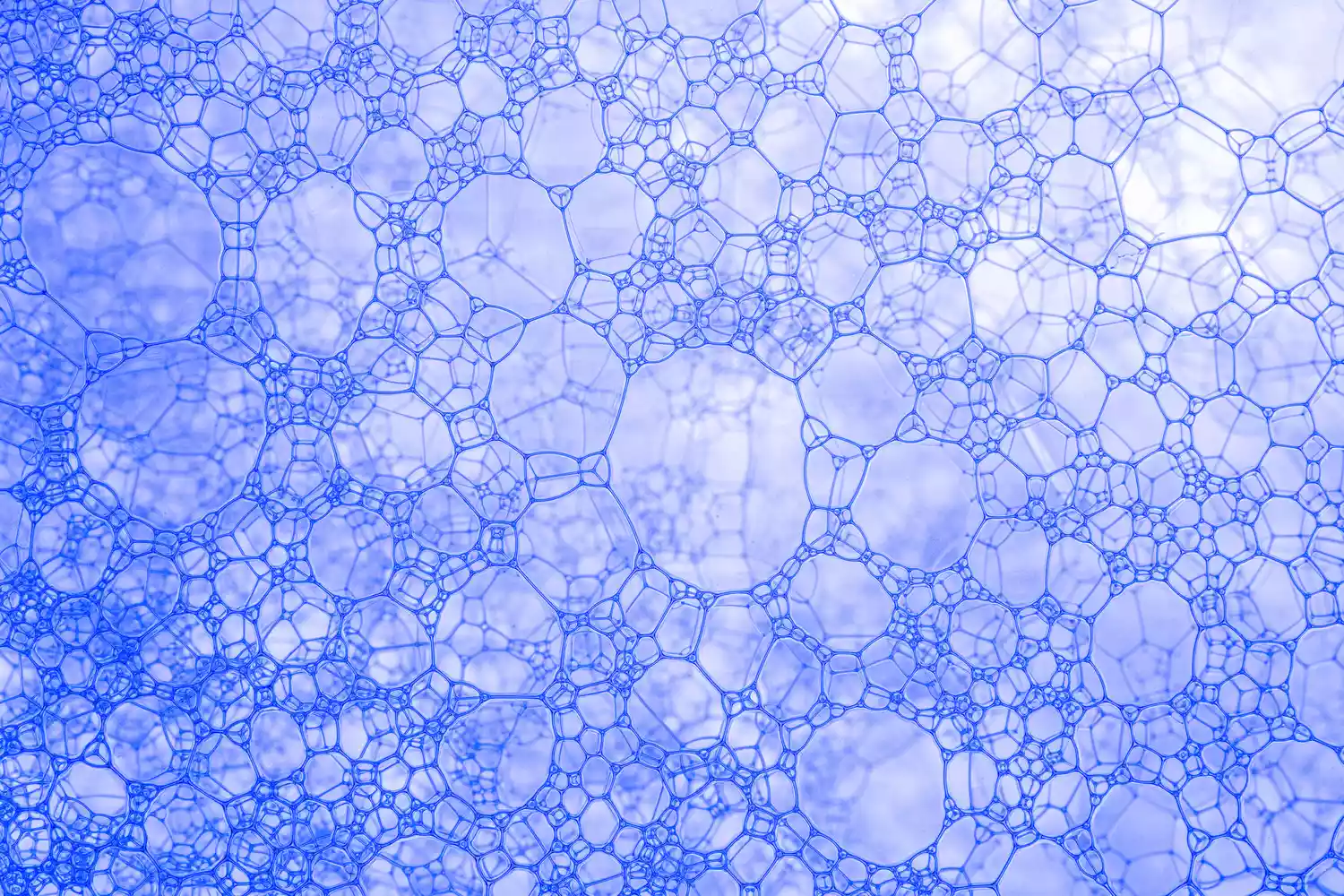 Макроскопический вид пузырьков воздуха на голубой поверхности