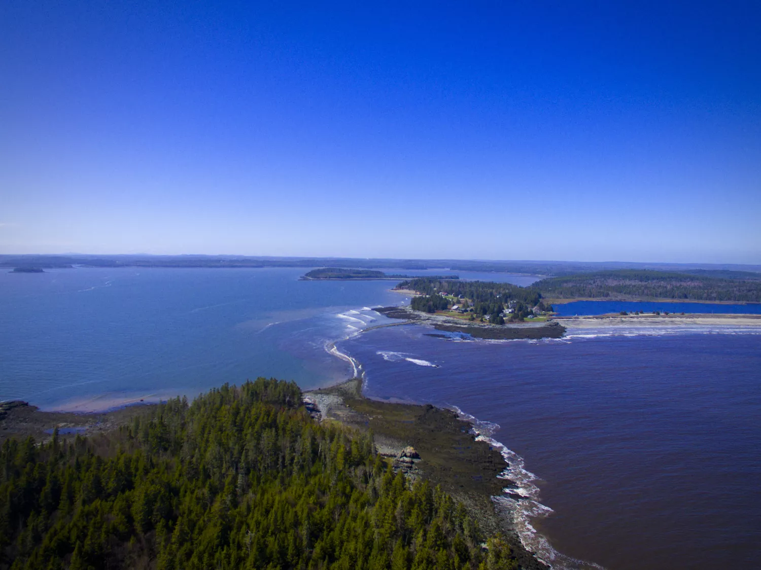 Вид с воздуха на ярко-синюю воду государственного парка и пляжа Рок Блафс в штате Мэн