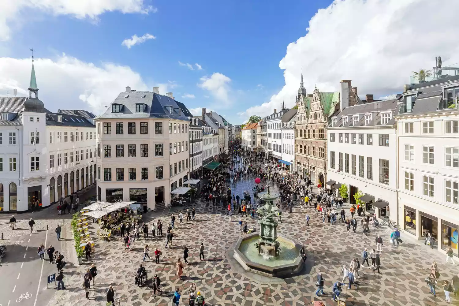 Вид с высокого ракурса на людей, гуляющих по городской площади в Копенгагене