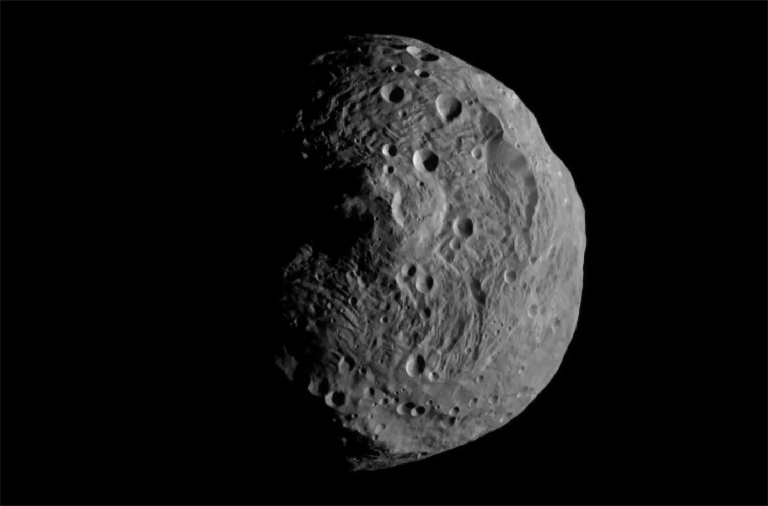 Пик в центре кратера Реясильвия на астероиде Веста