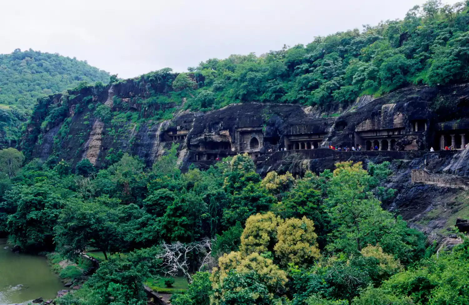 Пещеры Аджанты окружены зелеными деревьями и листвой