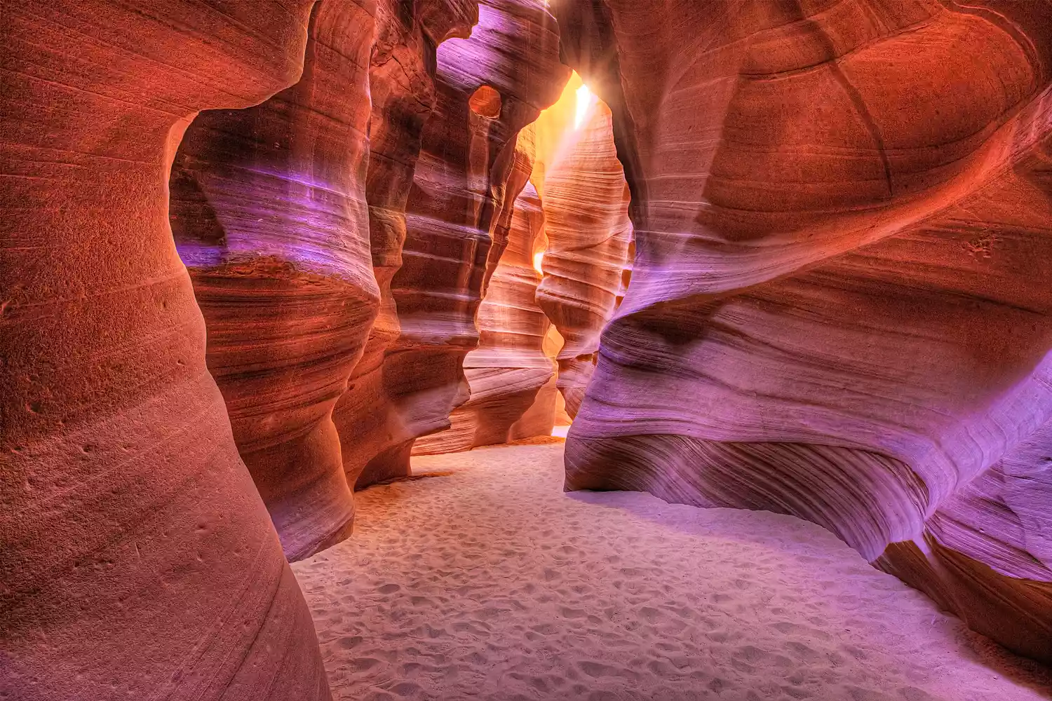 Светящийся фиолетовый и оранжевый песчаник в каньоне