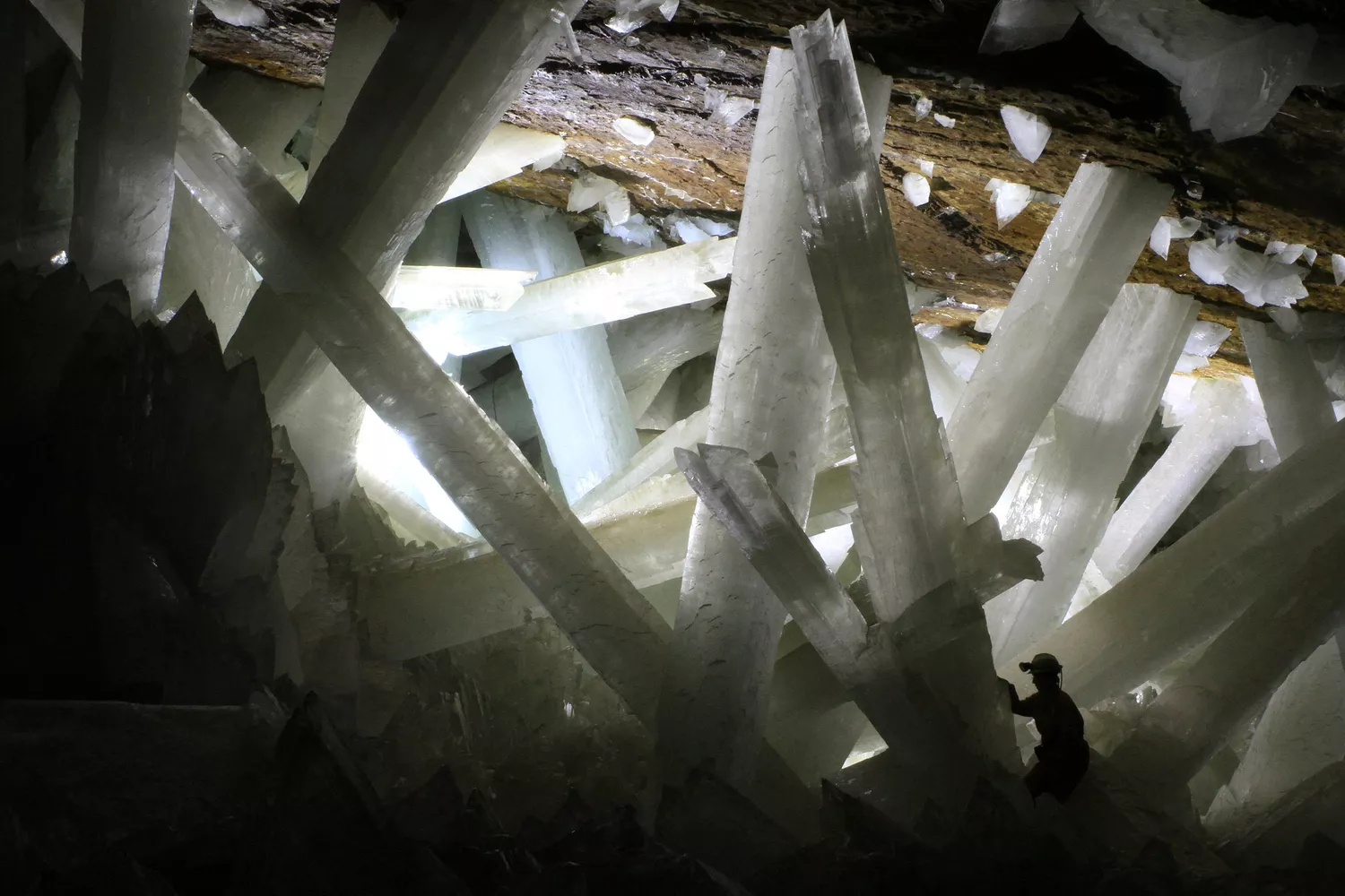 Пещера, заполненная толстыми, длинными кристаллическими стержнями, направленными в разные стороны