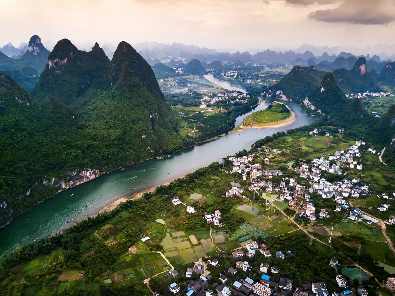 Вид с воздуха на Яншо с высокими зелеными холмами, городами и рекой Ли