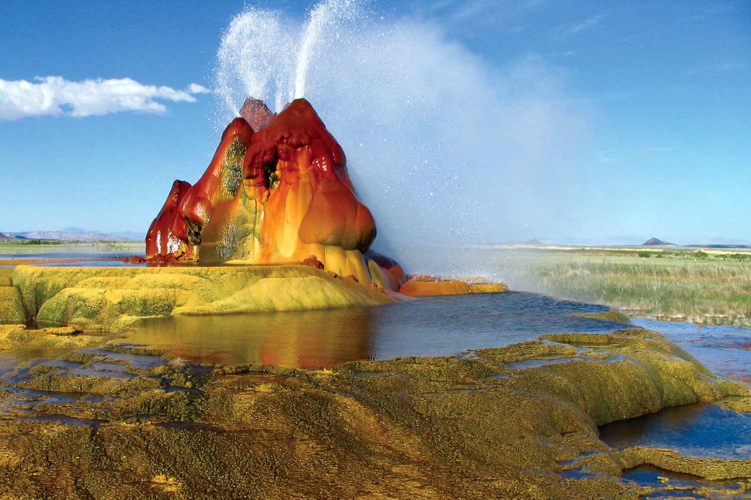 Брызги воды из гейзера Флай в пустыне Блэк-Рок в Неваде, США