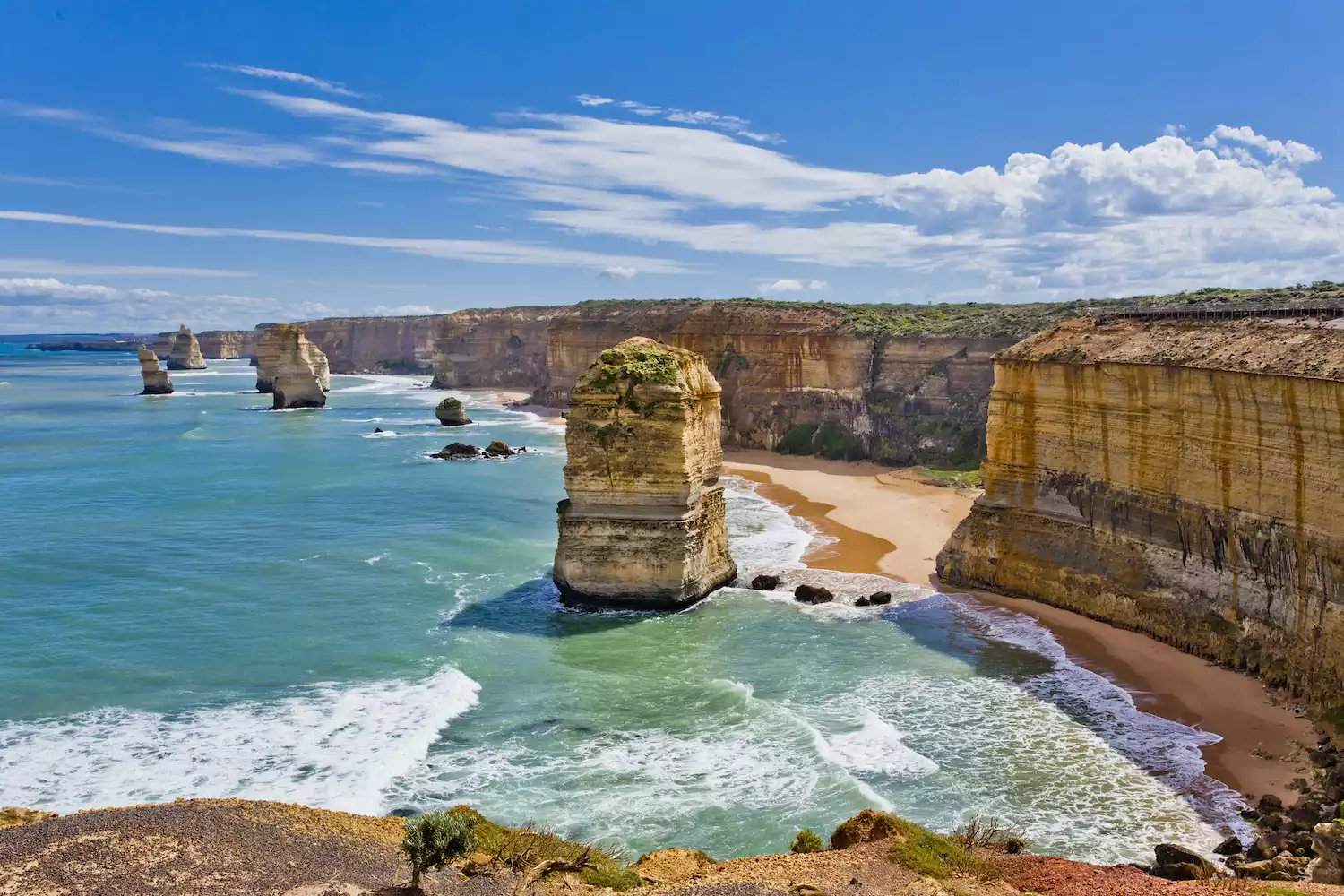 Столбы, известные как 12 апостолов, выступают из океана на побережье Австралии