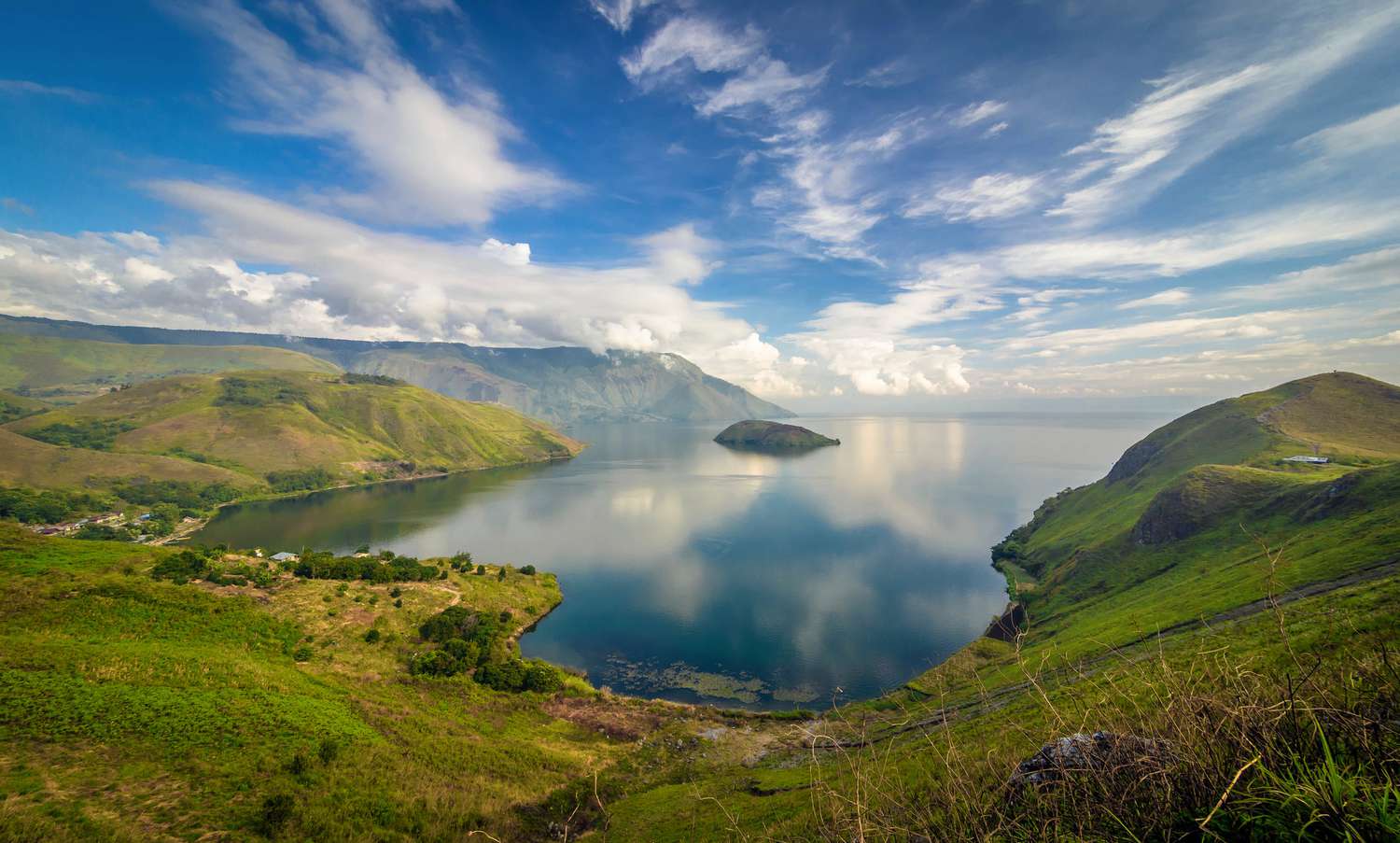 Вид с воздуха на озеро Тоба в Индонезии