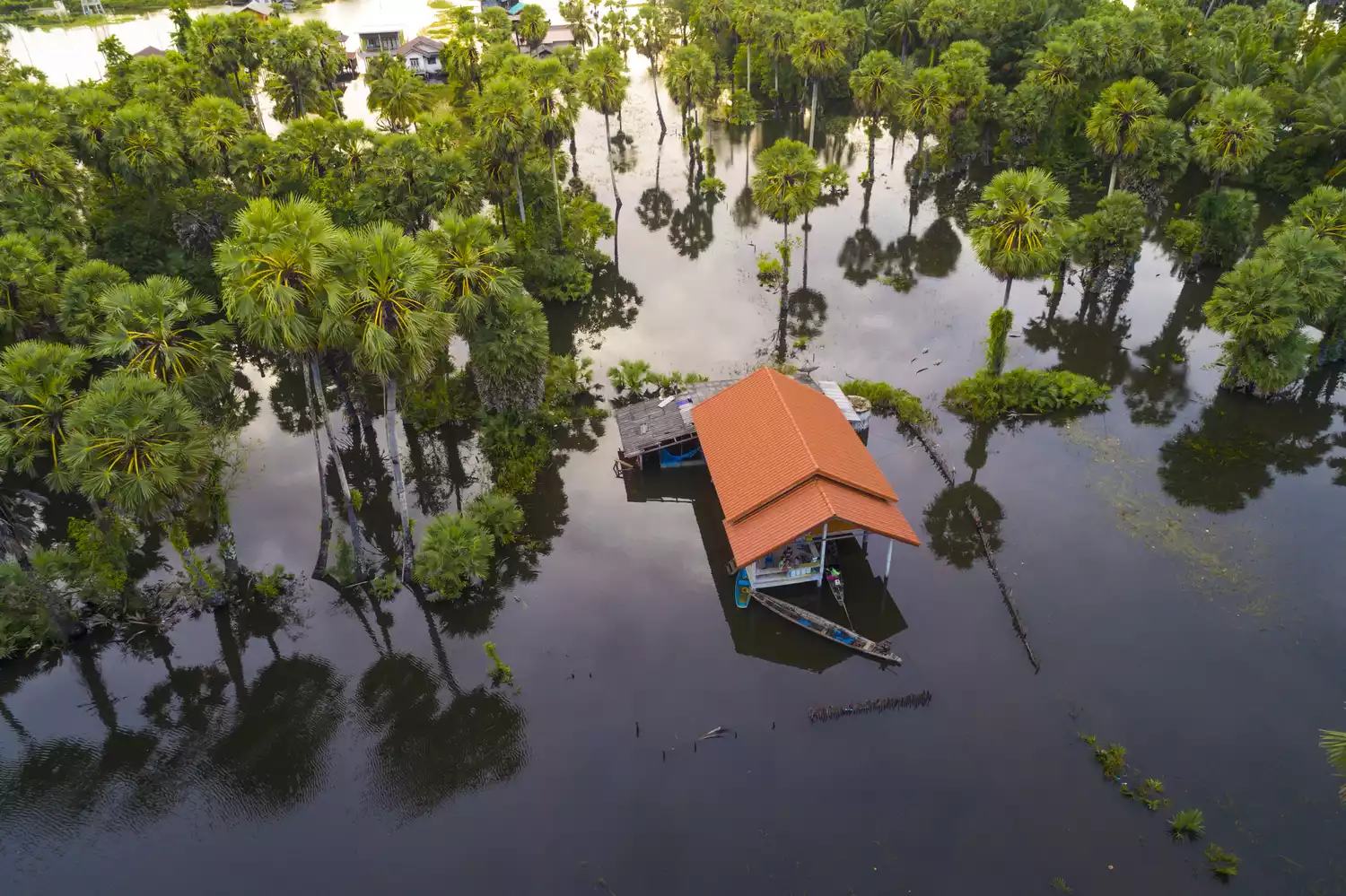Вид с воздуха на наводнение вокруг дома в Таиланде
