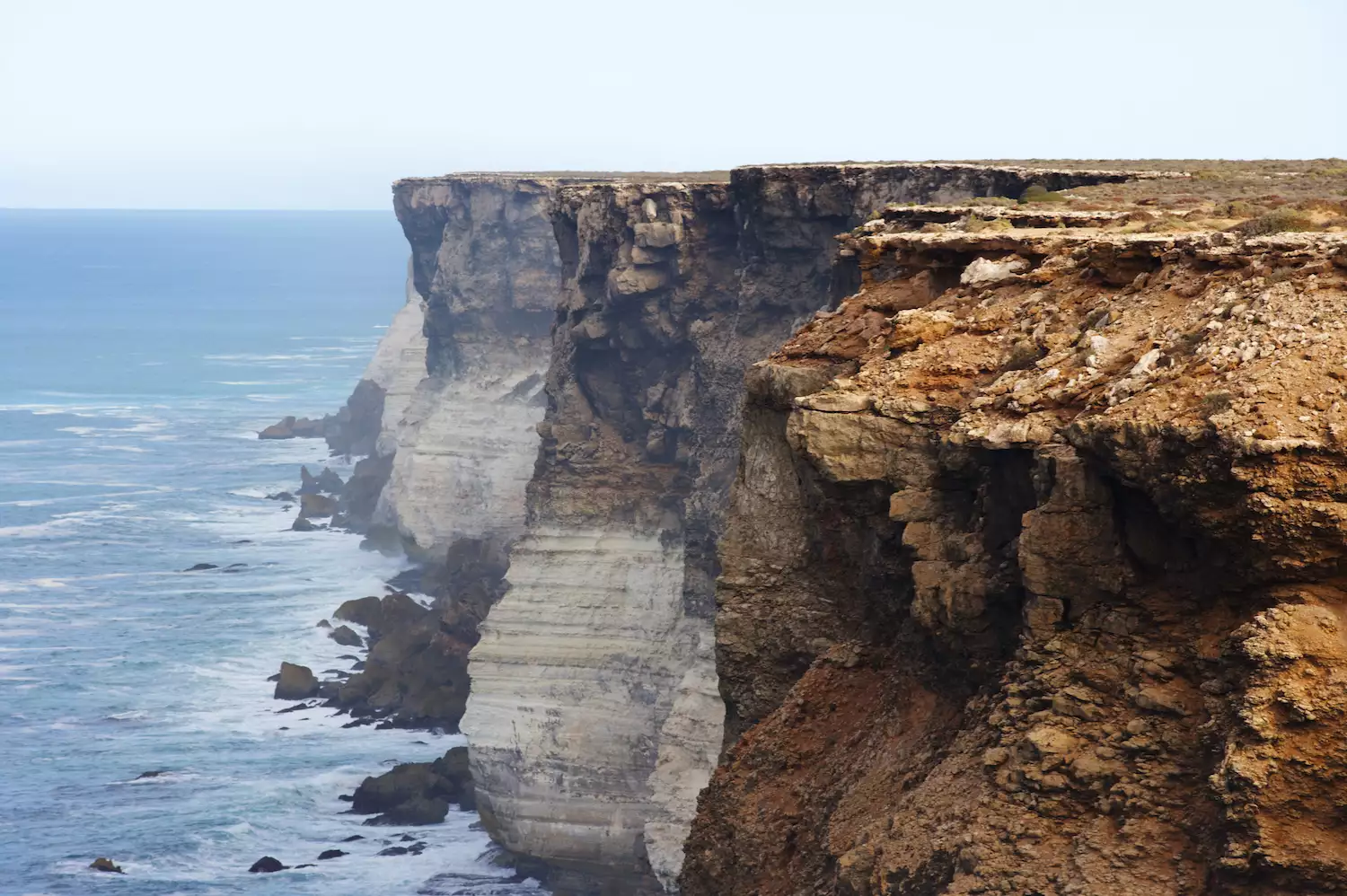 Красно-белые скалы Банда протянулись вдоль австралийского побережья
