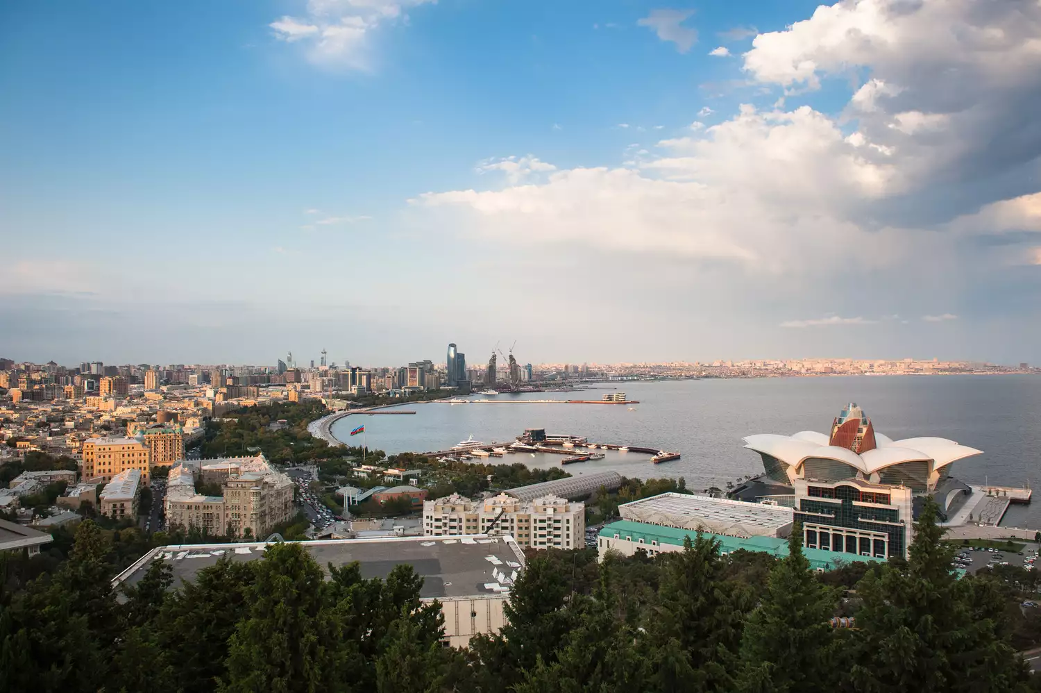 Вид на Каспийское море с берегов Азербайджана