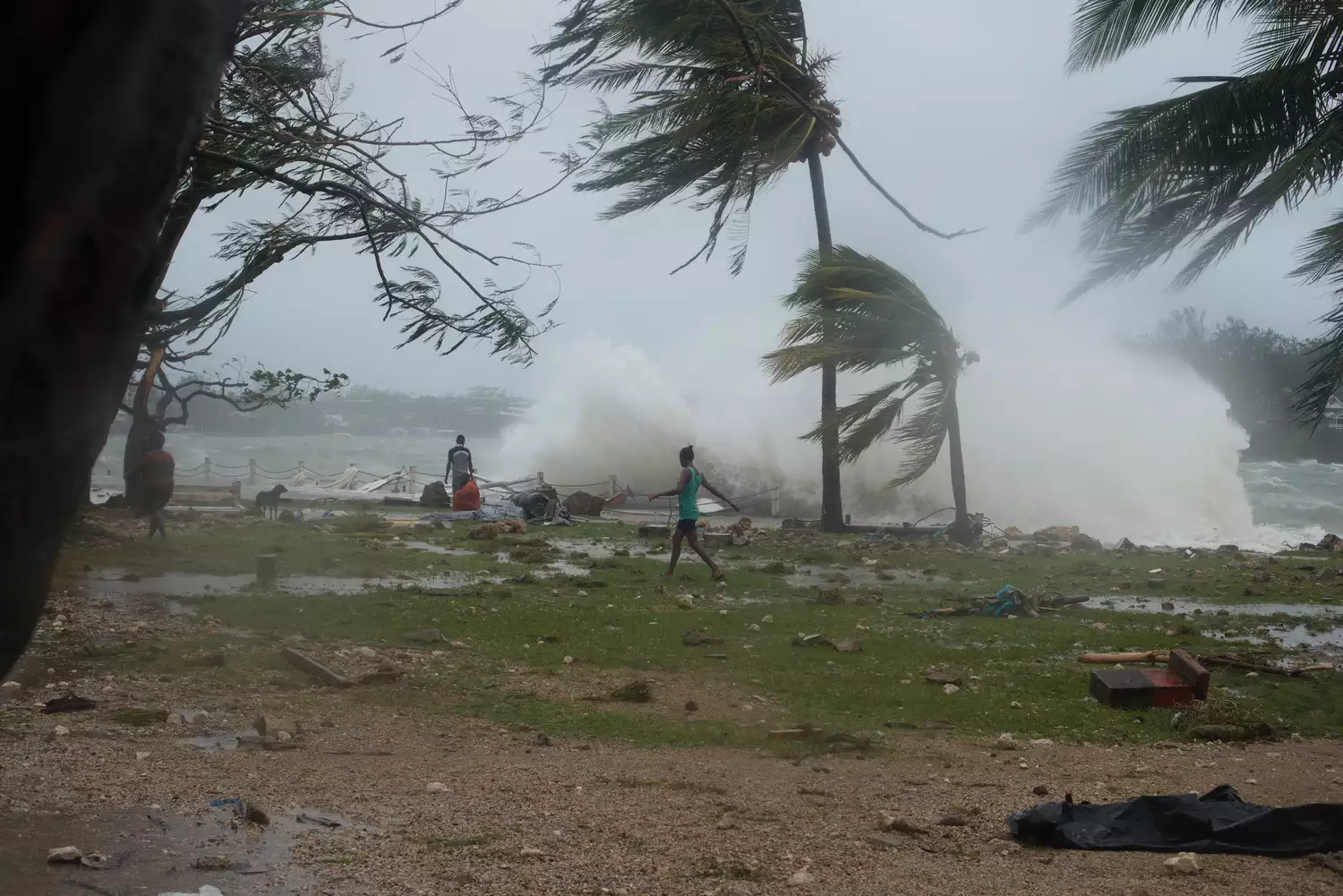 Жители Вануату идут вглубь острова во время прохождения циклона