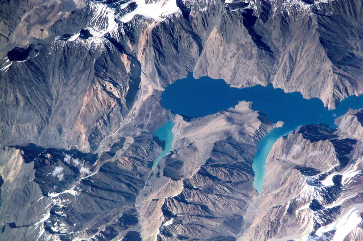 Вид с воздуха на Сарезское озеро