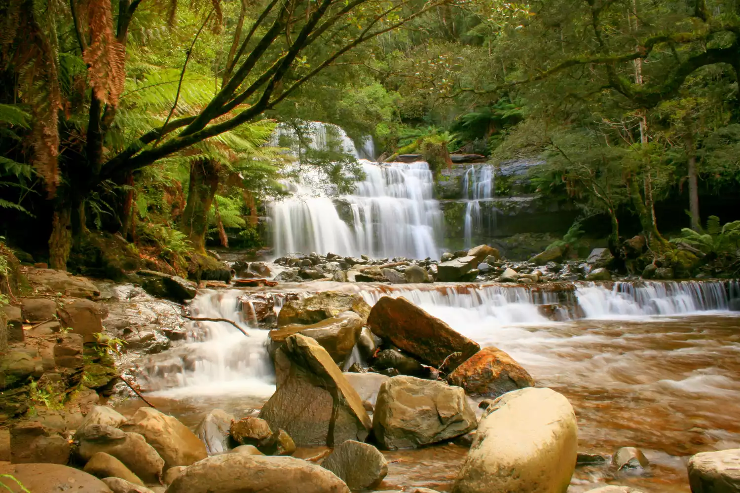 Водопад Лиффи, трехъярусный водопад в Тасмании
