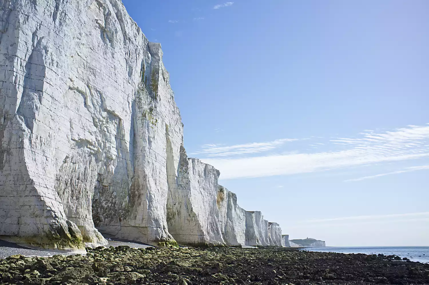 Меловые белые скалы Дувра возвышаются над водами на английском побережье