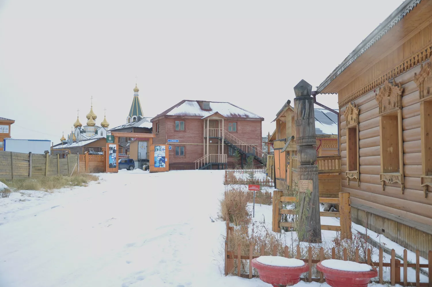 Заснеженная деревня в Якутске, Россия