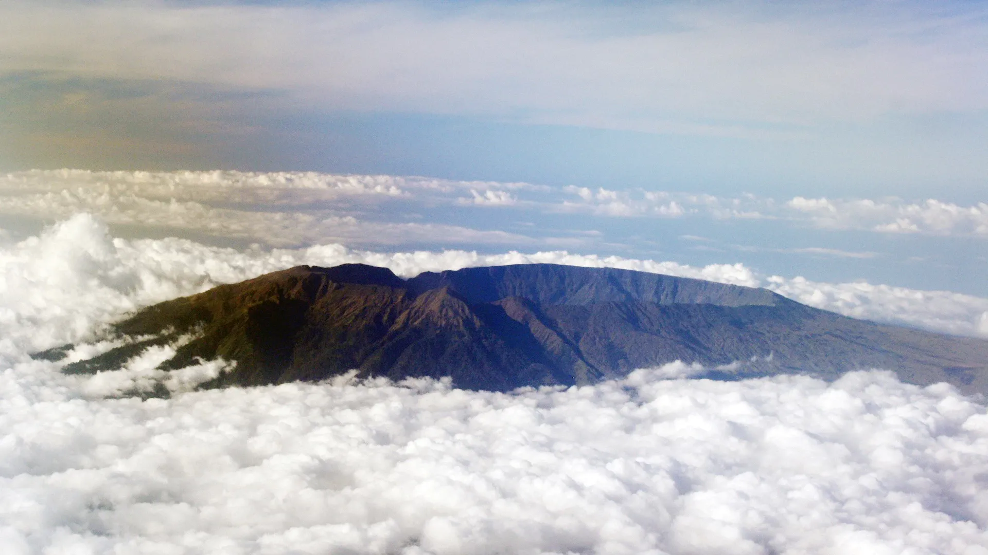 Вулкан Тамбора с неба, окутанный облаками