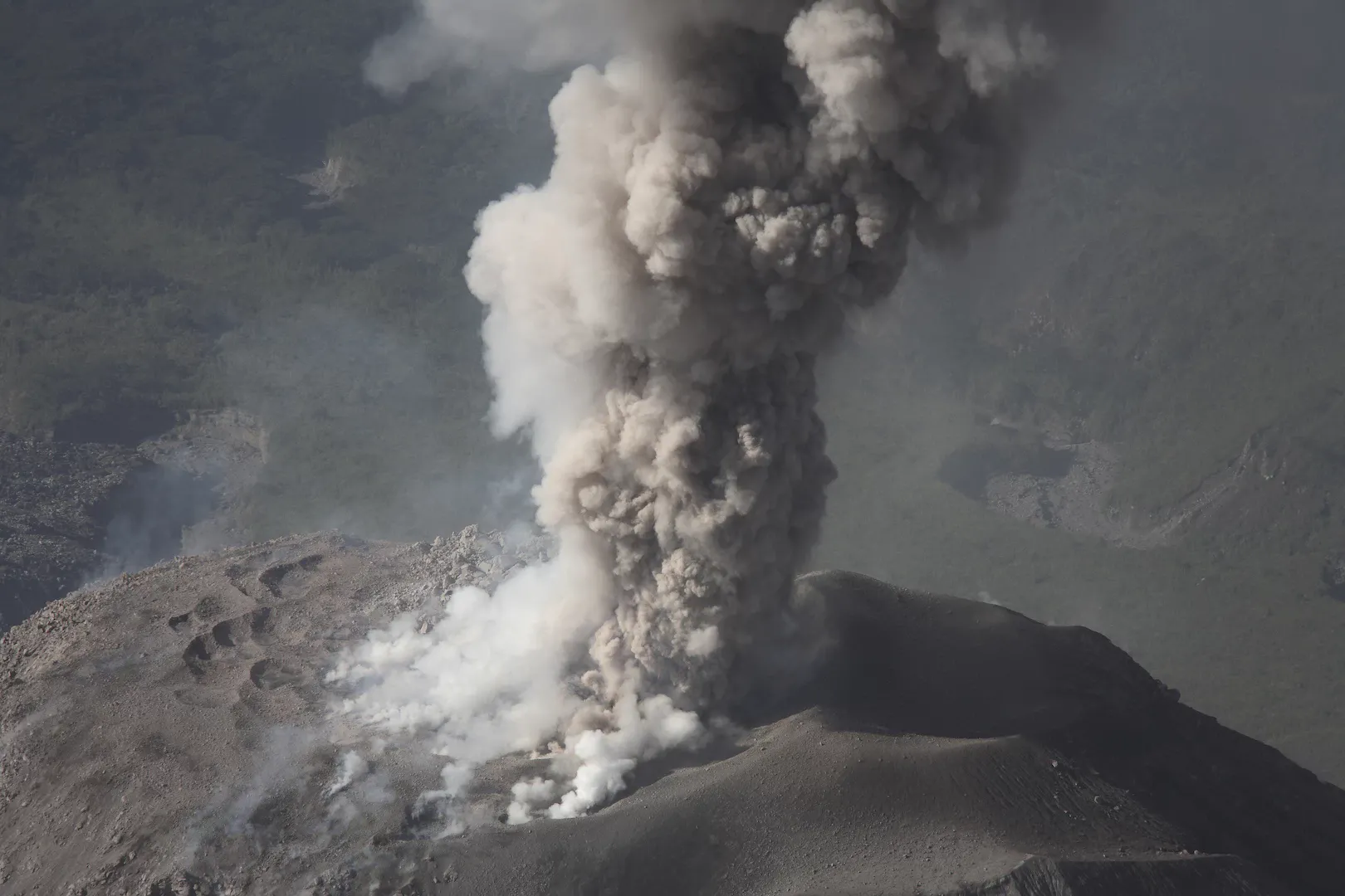 Извержение вулкана Санта-Мария с выбросом пепла в 2007 году