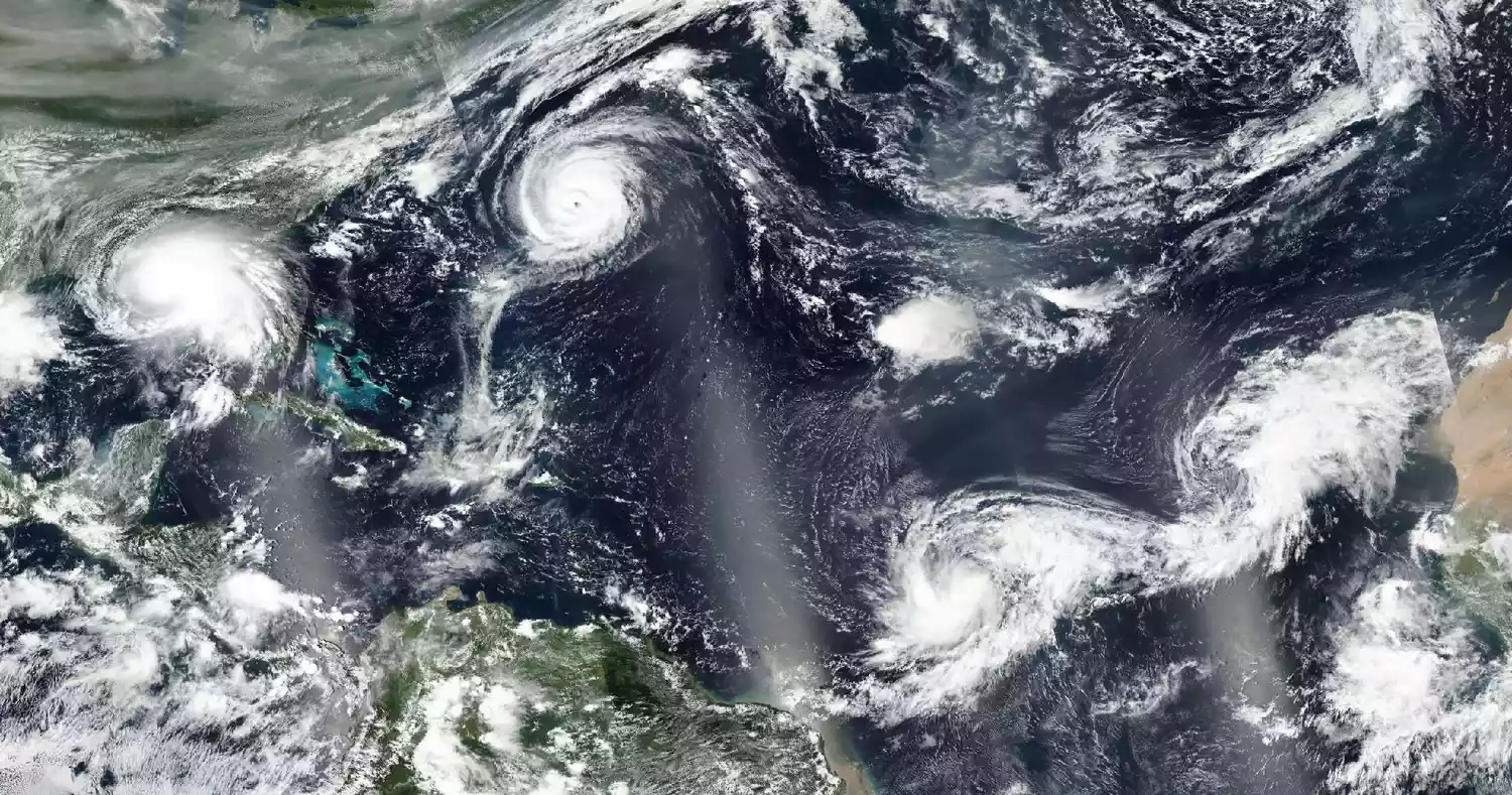 Спутниковое изображение пяти тропических циклонов в Атлантике