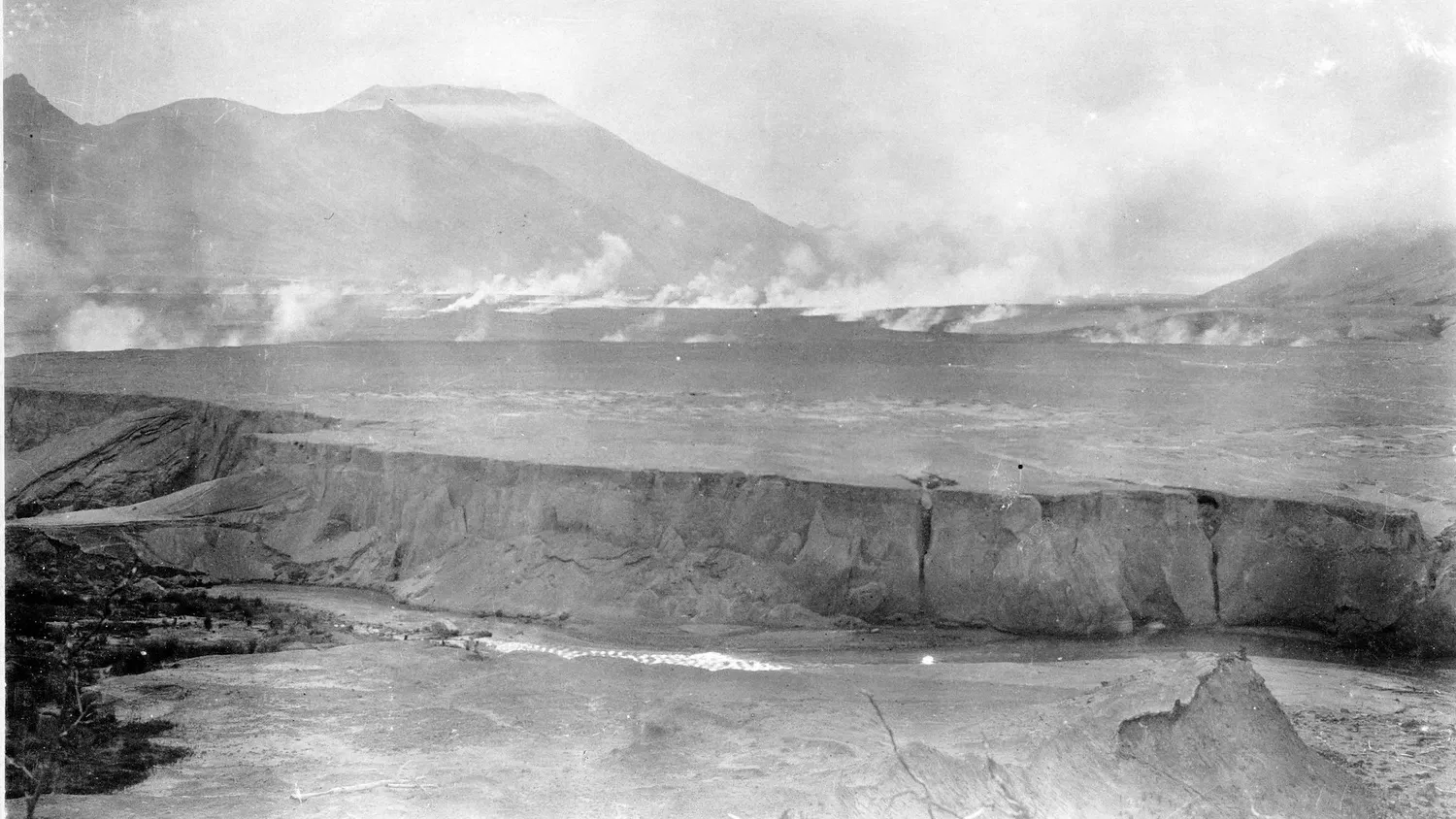 Черно-белая фотография долины Катмай, скалы Аляски, после извержения Новарупты