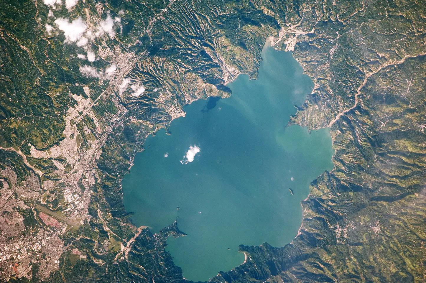 Вид с воздуха на озеро на вершине вулкана Илопанго
