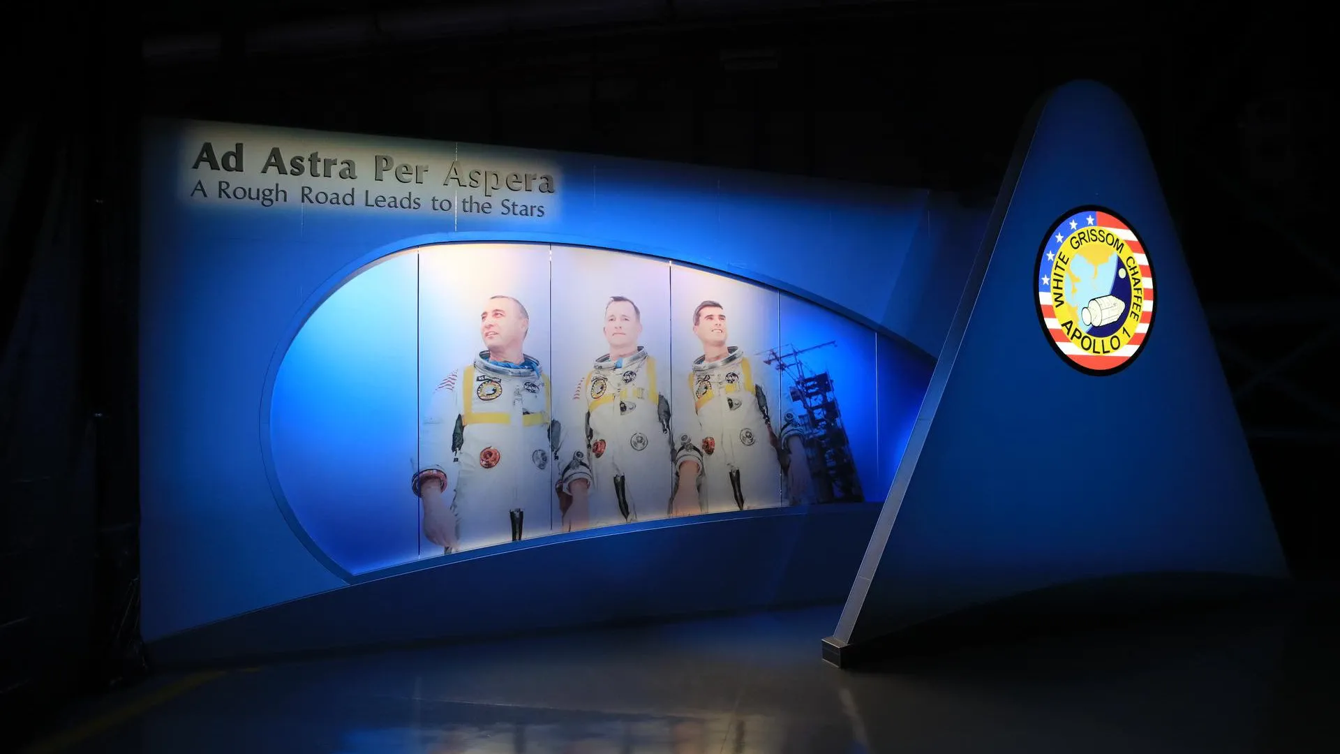У входа в трибуну «Аполлона-1» изображены три погибших астронавта