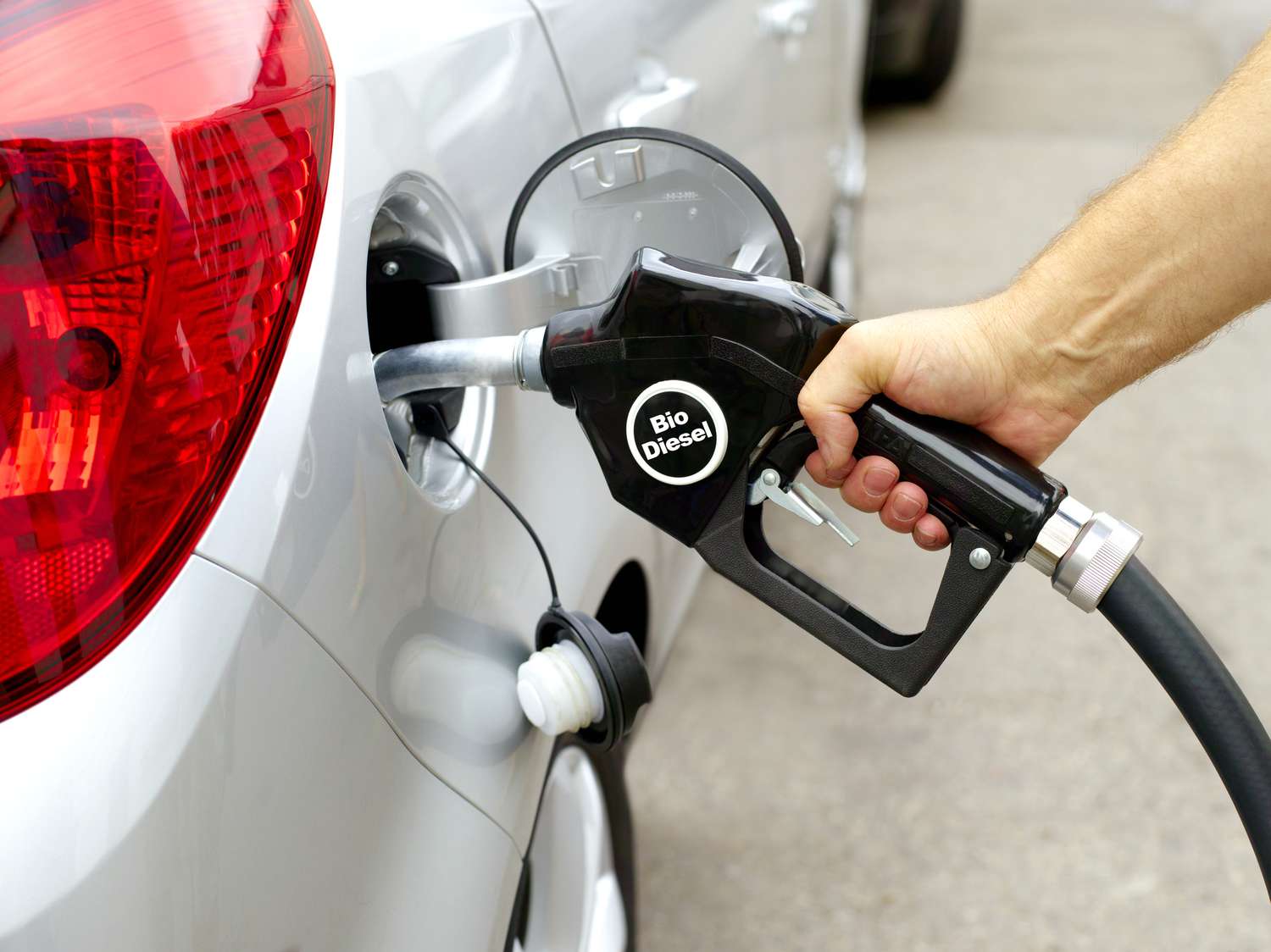 Заправка автомобиля биодизельным топливом